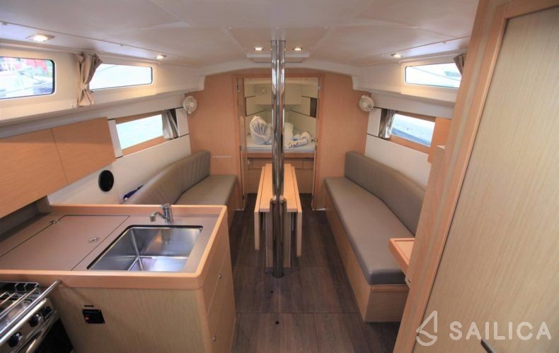 Oceanis 35.1 - Yacht Charter Sailica