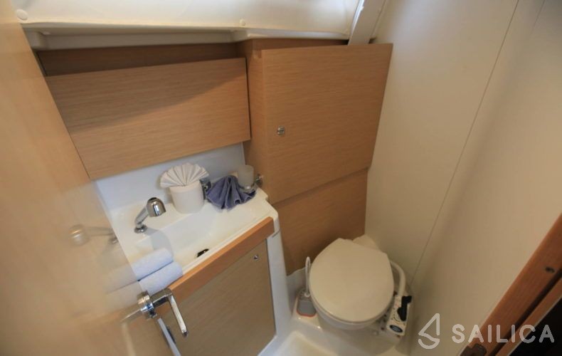 Oceanis 35.1 - Yacht Charter Sailica