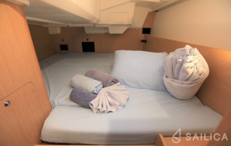 Oceanis 35.1 - Yacht Charter Sailica