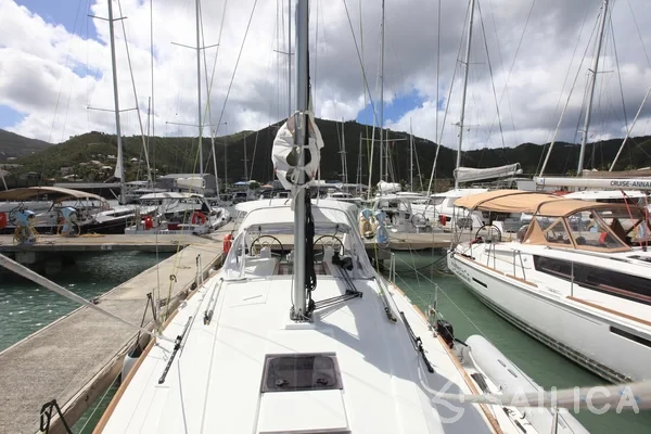 Oceanis 35.1 - Yacht Charter Sailica