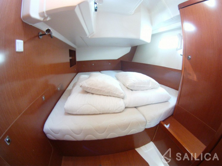 Oceanis 45 - Yacht Charter Sailica