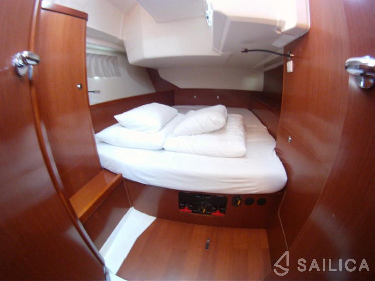 Oceanis 45 - Yacht Charter Sailica