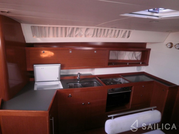 Oceanis 45 - Yacht Charter Sailica