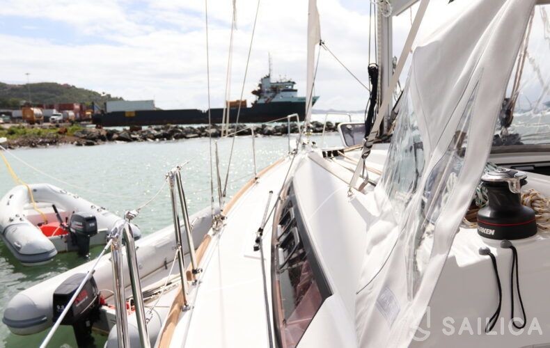 Oceanis 31 - Yacht Charter Sailica