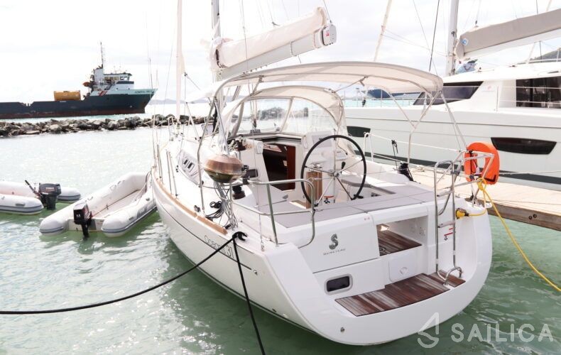 Oceanis 31 - Yacht Charter Sailica