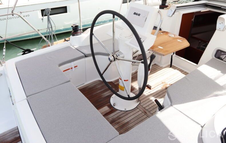 Oceanis 31 - Yacht Charter Sailica