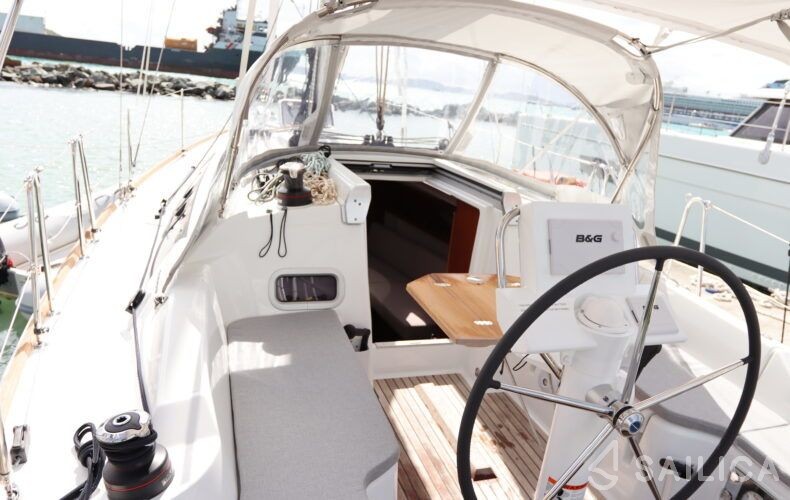 Oceanis 31 - Yacht Charter Sailica