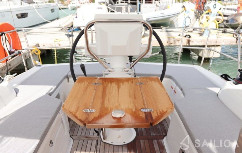 Oceanis 31 - Yacht Charter Sailica