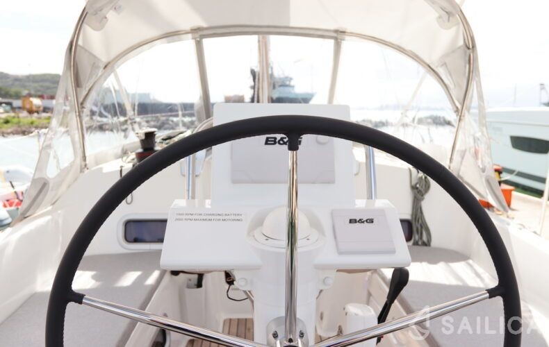 Oceanis 31 - Yacht Charter Sailica