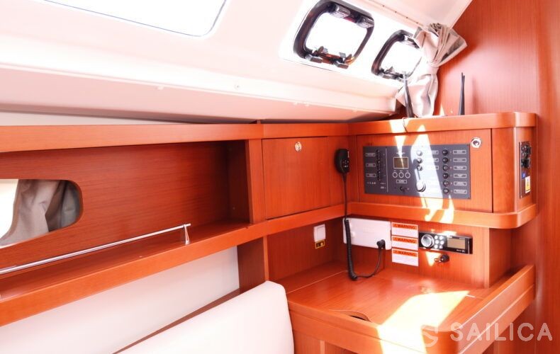Oceanis 31 - Yacht Charter Sailica
