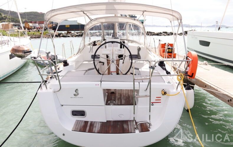 Oceanis 31 - Yacht Charter Sailica
