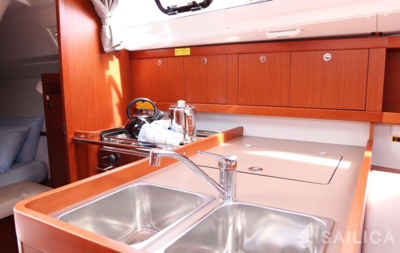 Oceanis 31 - Yacht Charter Sailica