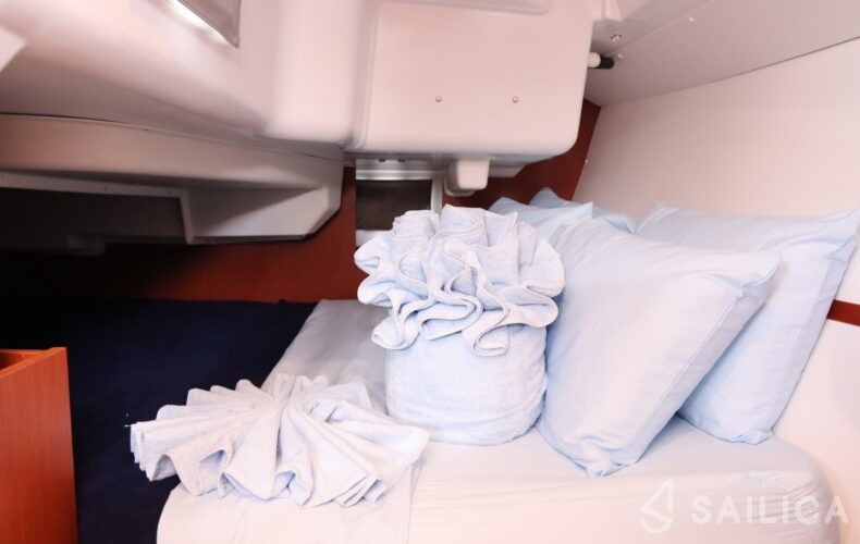 Oceanis 31 - Yacht Charter Sailica