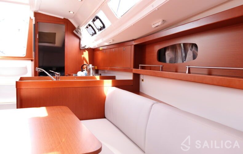 Oceanis 31 - Yacht Charter Sailica