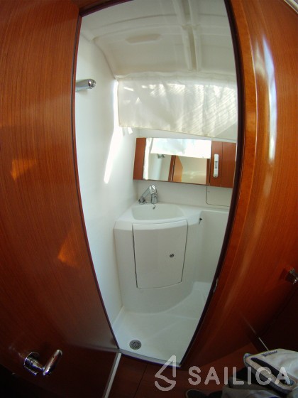 Oceanis 37 - Yacht Charter Sailica