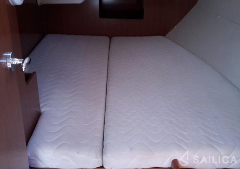 Oceanis 37 - Yacht Charter Sailica