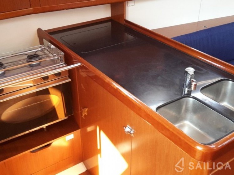 Oceanis 37 - Yacht Charter Sailica