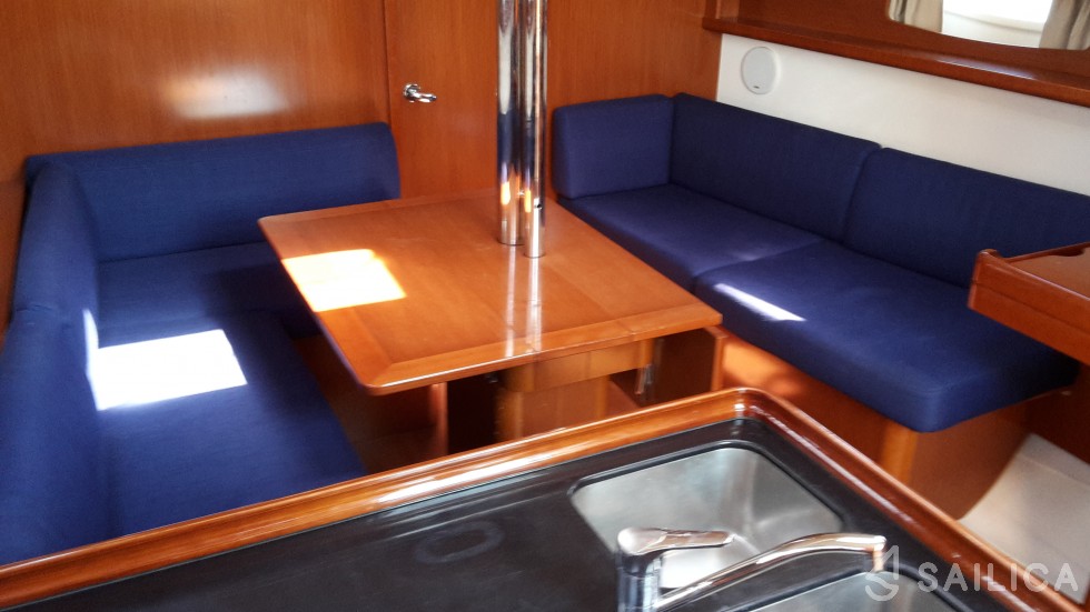 Oceanis 37 - Yacht Charter Sailica
