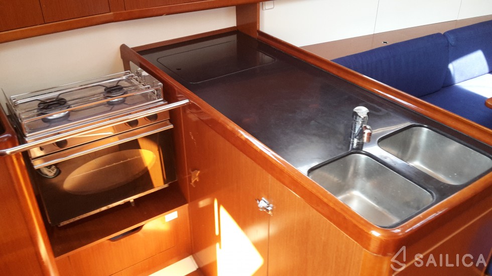 Oceanis 37 - Yacht Charter Sailica