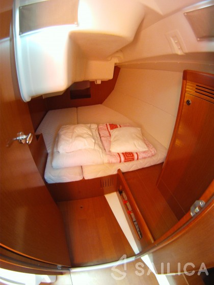 Oceanis 37 - Yacht Charter Sailica