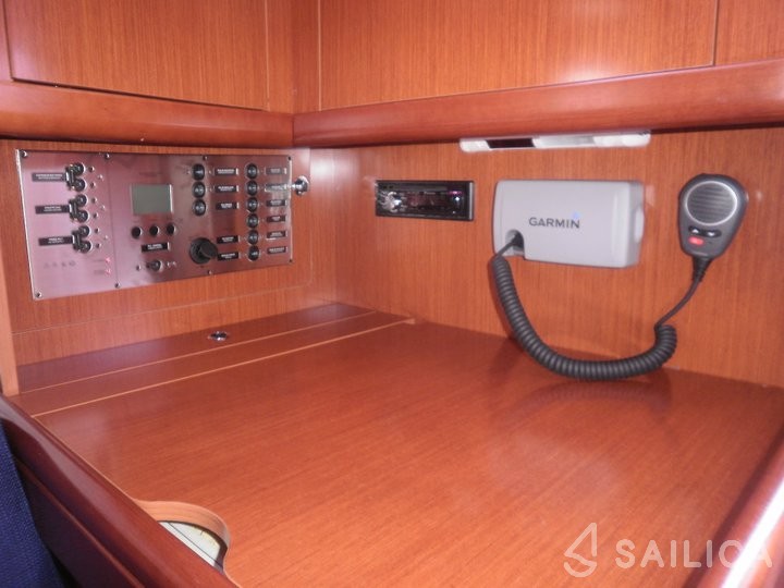 Oceanis 37 - Yacht Charter Sailica