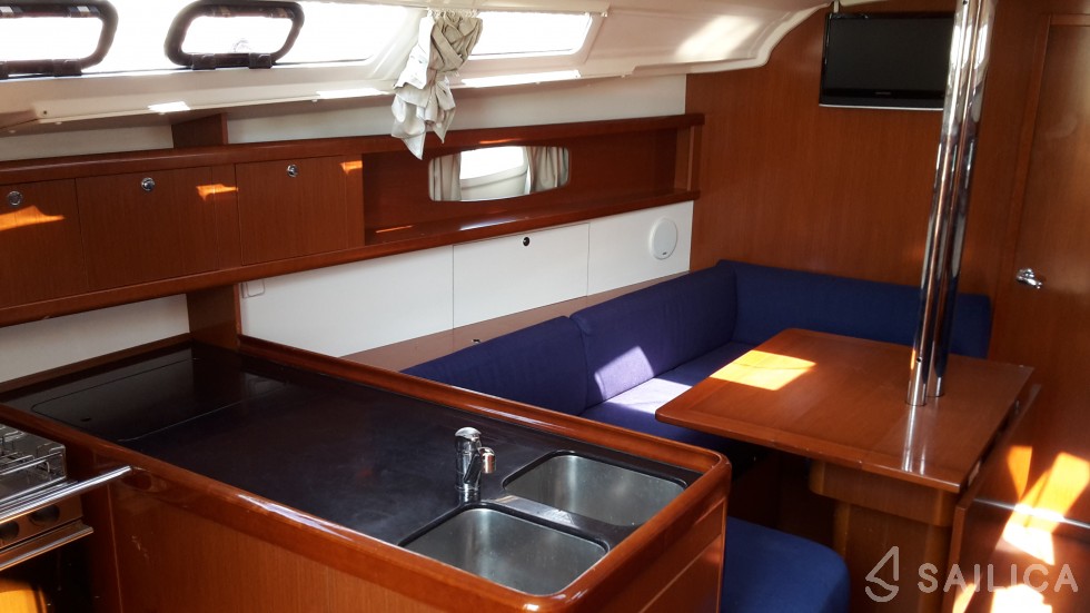 Oceanis 37 - Yacht Charter Sailica