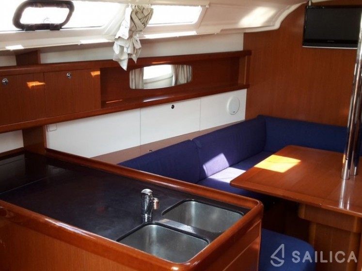 Oceanis 37 - Yacht Charter Sailica