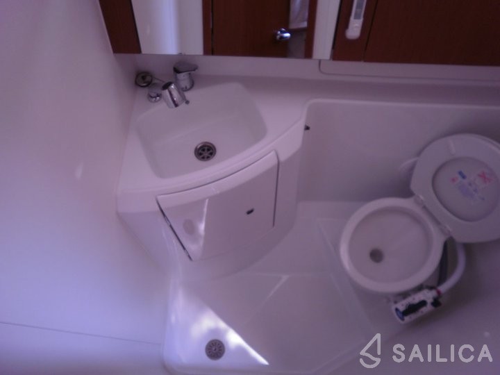 Oceanis 37 - Yacht Charter Sailica
