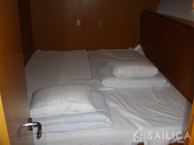 Jeanneau 53 - Yacht Charter Sailica