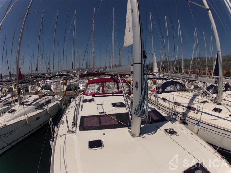 Jeanneau 53 - Yacht Charter Sailica