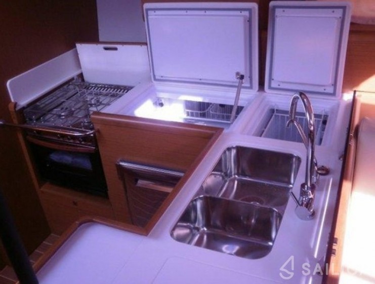 Jeanneau 53 - Yacht Charter Sailica