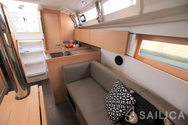 Oceanis 35.1 - Yacht Charter Sailica