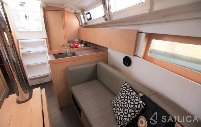 Oceanis 35.1 - Yacht Charter Sailica