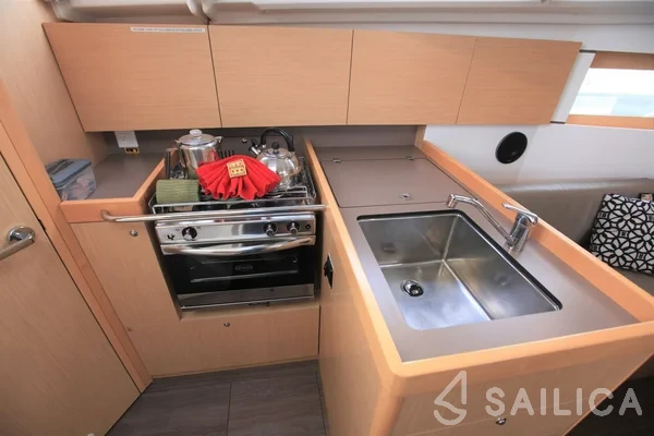 Oceanis 35.1 - Yacht Charter Sailica