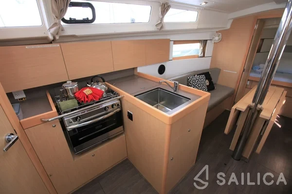 Oceanis 35.1 - Yacht Charter Sailica