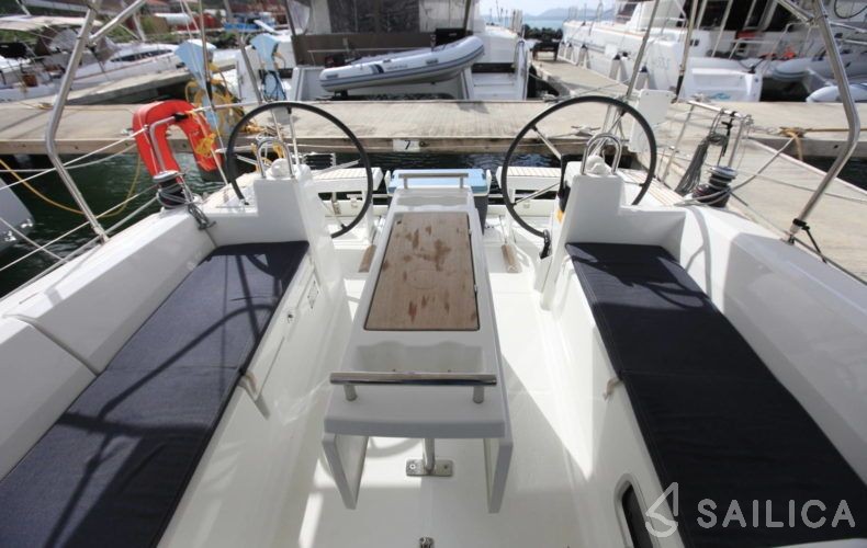 Oceanis 35.1 - Yacht Charter Sailica