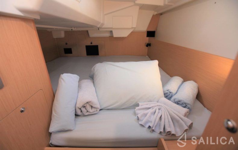 Oceanis 35.1 - Yacht Charter Sailica