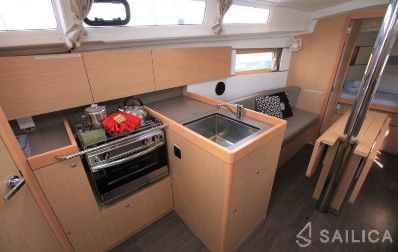 Oceanis 35.1 - Yacht Charter Sailica