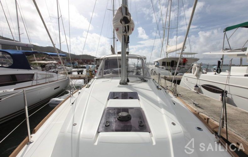 Oceanis 35.1 - Yacht Charter Sailica