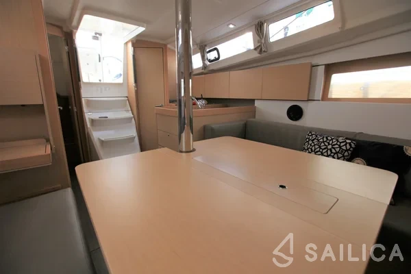 Oceanis 35.1 - Yacht Charter Sailica