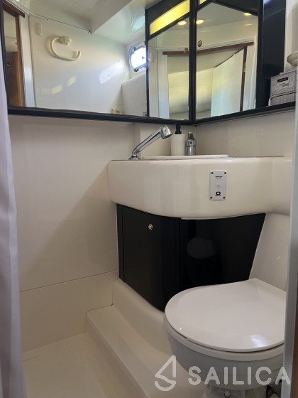 Sealine S 42 - Yacht Charter Sailica
