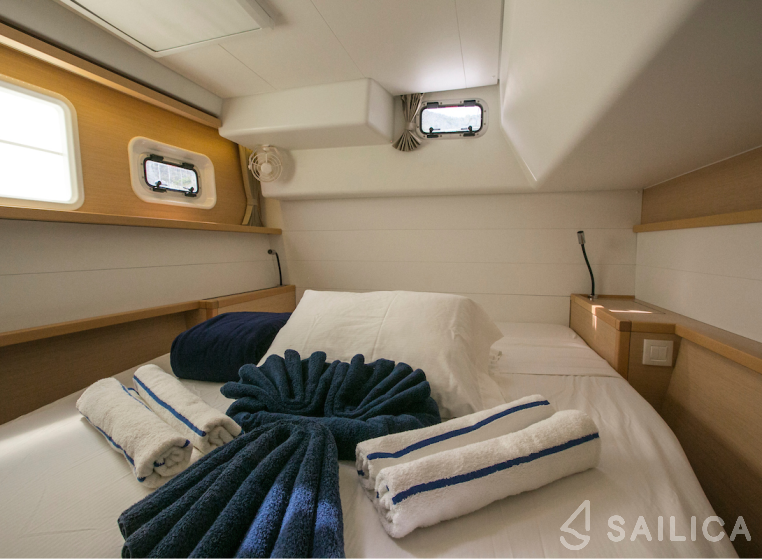 Lagoon 450  Flybridge - Yacht Charter Sailica