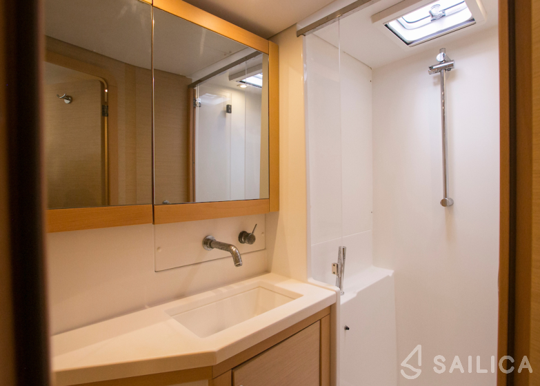 Lagoon 450  Flybridge - Yacht Charter Sailica