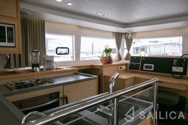 Lagoon 450  Flybridge - Yacht Charter Sailica