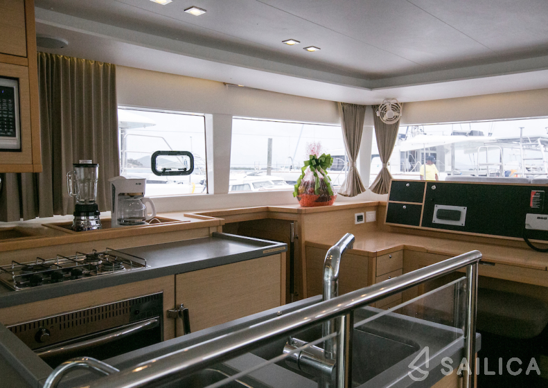 Lagoon 450  Flybridge - Yacht Charter Sailica