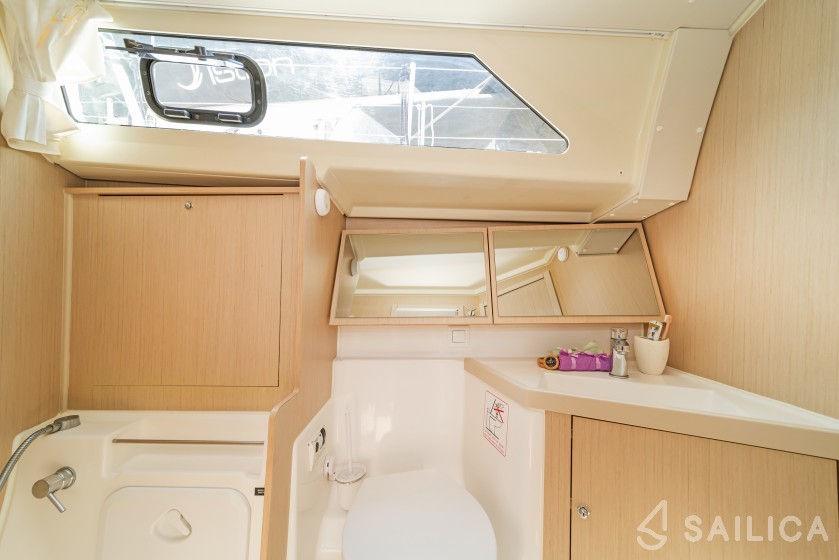 Oceanis 41.1 - Yacht Charter Sailica