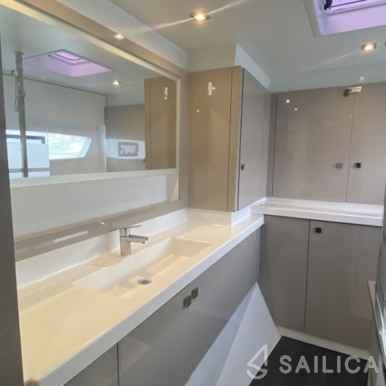 Astréa 42 - Yacht Charter Sailica
