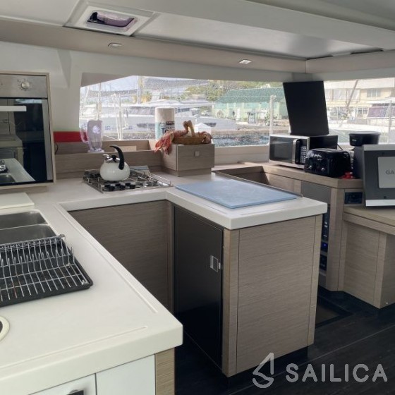 Astréa 42 - Yacht Charter Sailica