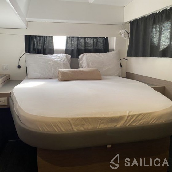 Astréa 42 - Yacht Charter Sailica