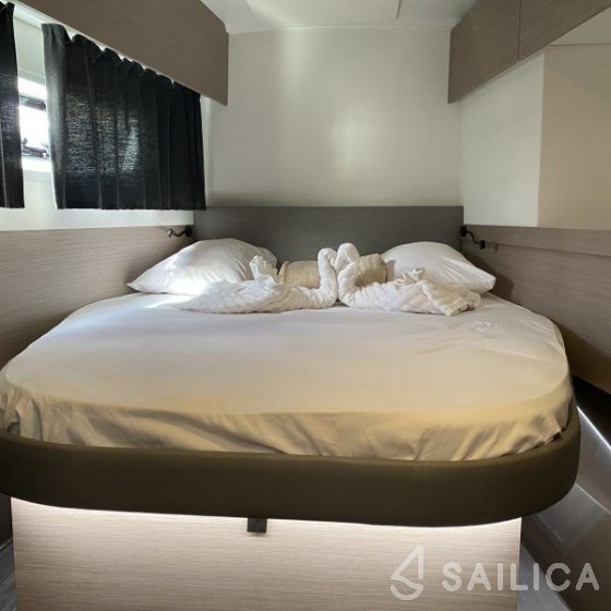 Astréa 42 - Yacht Charter Sailica